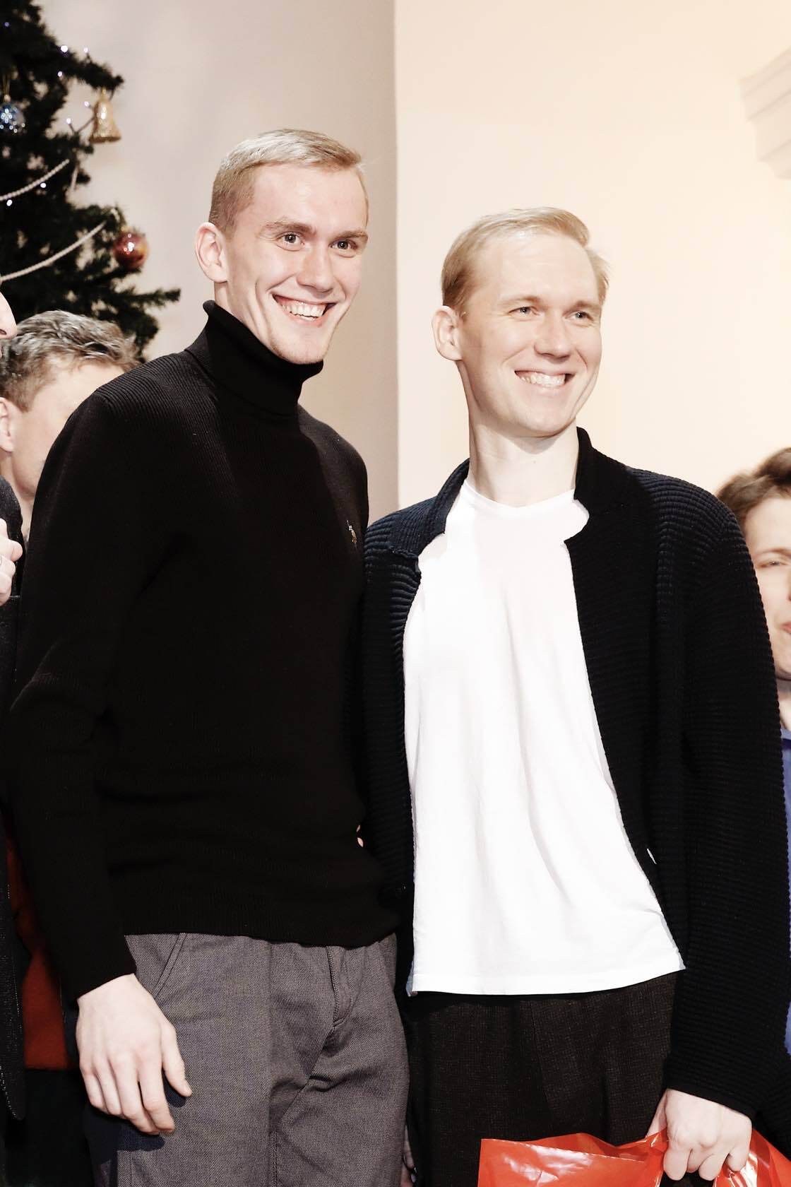 Новогодний мяч в корзине 00004