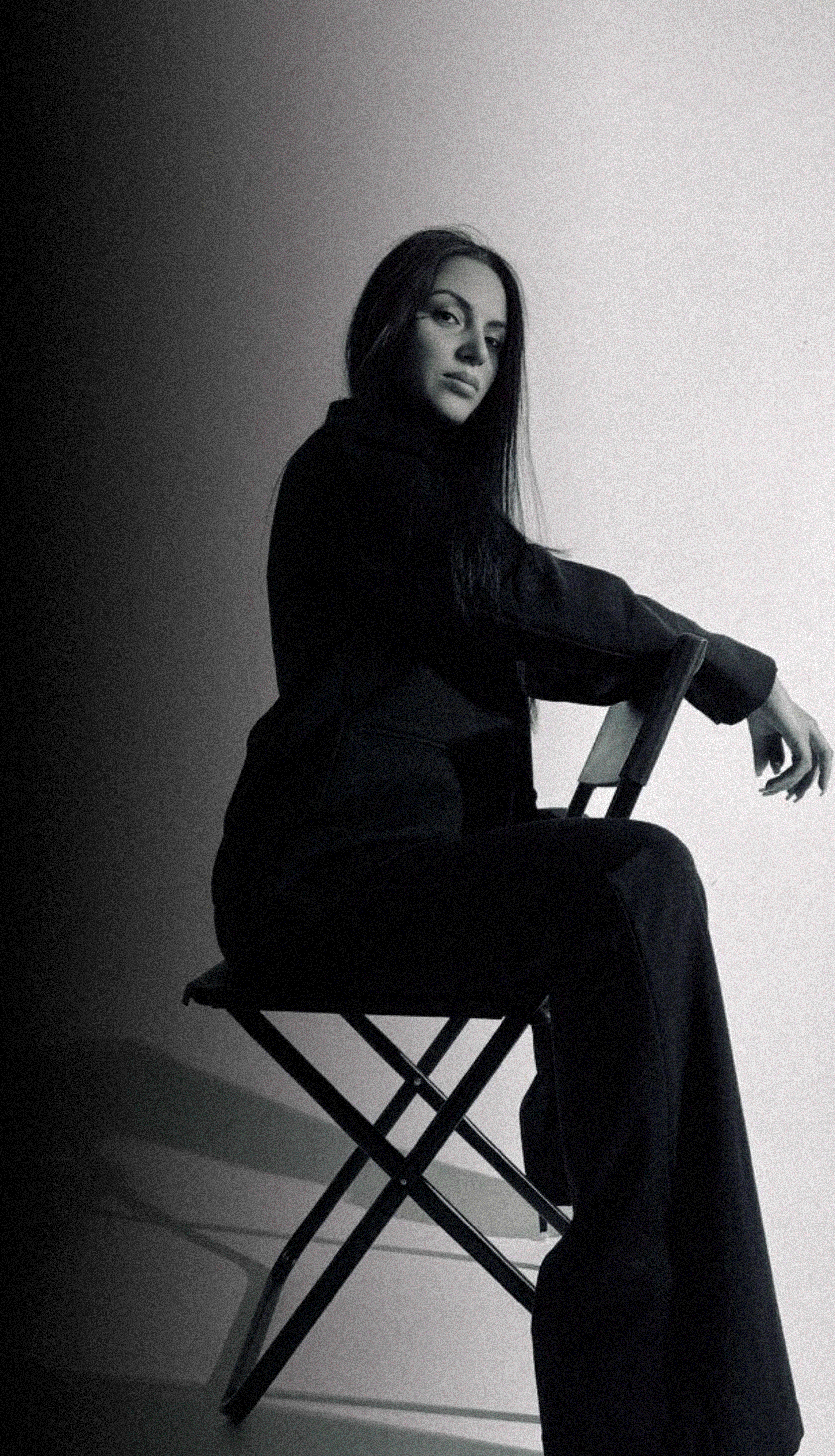 девушка сидит на стуле