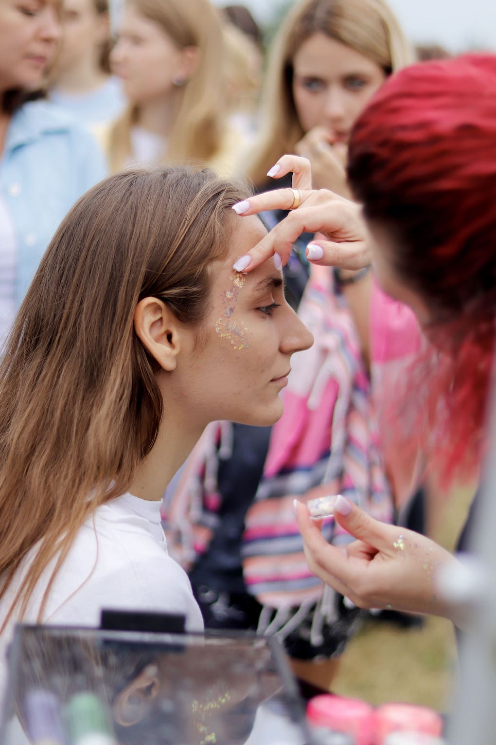 Профессиональные визажисты Glitter Things Beauty за работой на массовом мероприятии