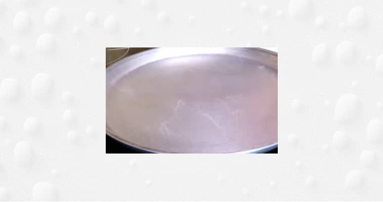 Приготовление ажурных блинов на молоке с кипятком: шаг 8