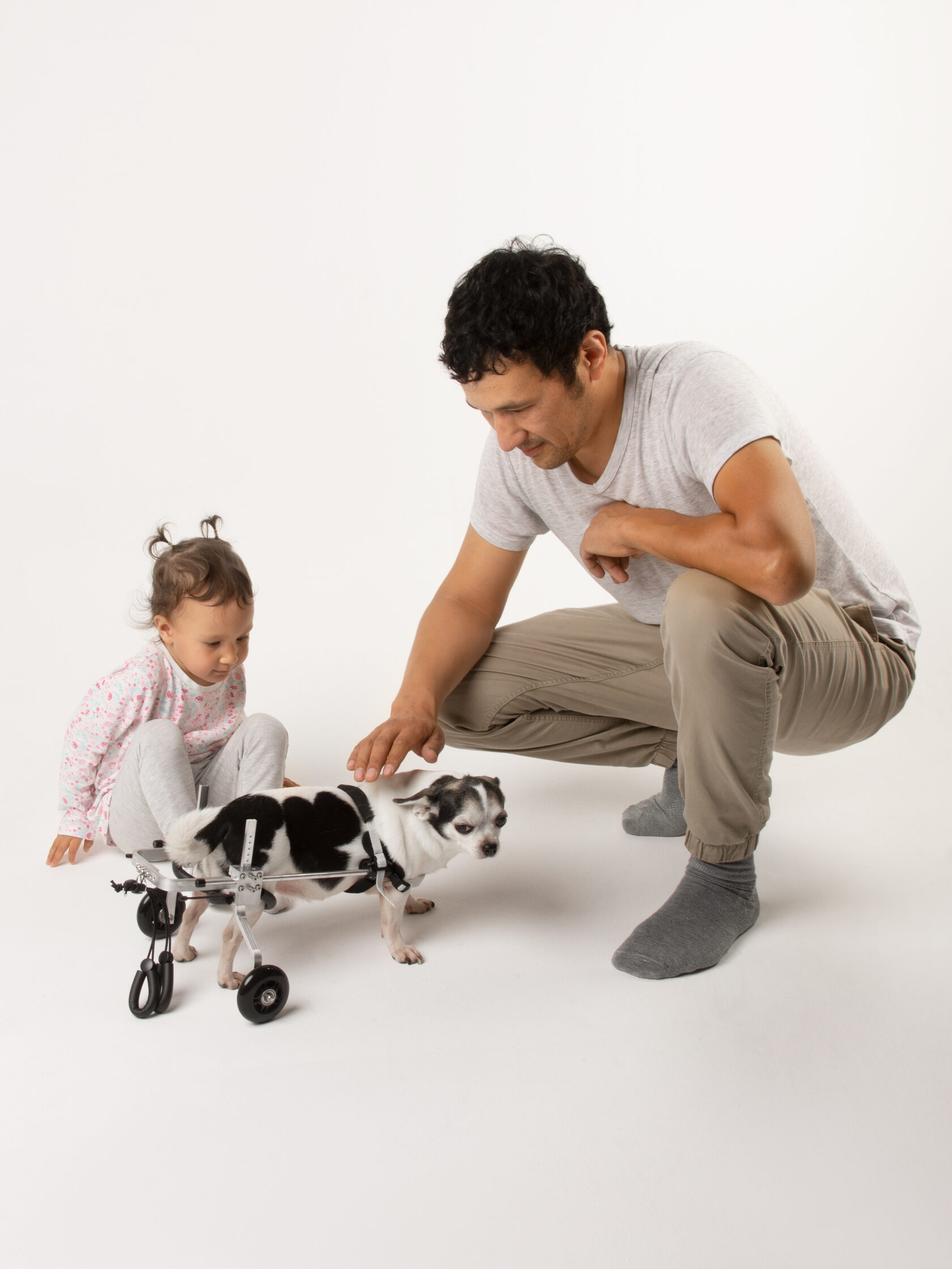 Artur mit Hund im Rollstuhl und kleinem Kind