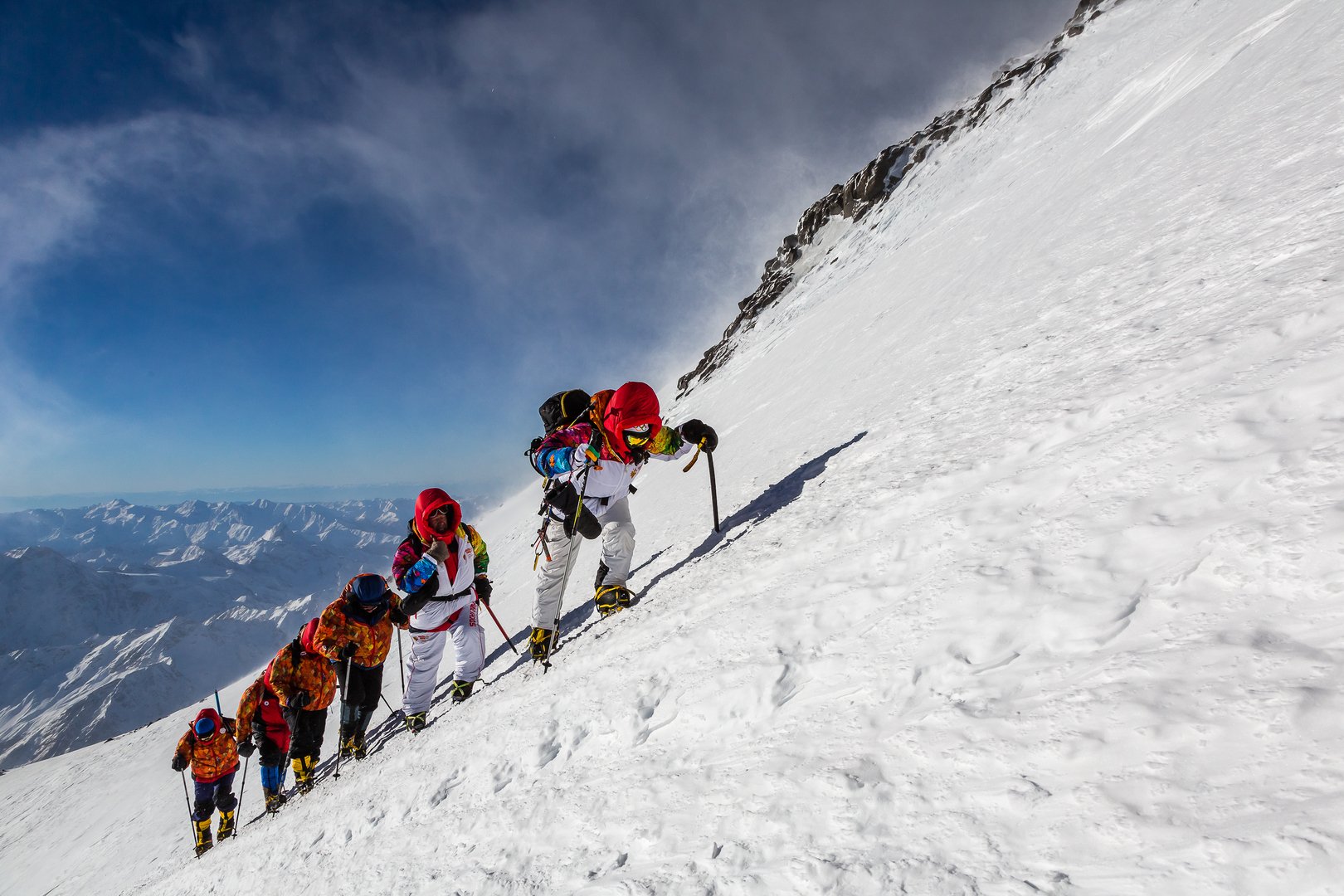 Подъем в гору 7. Лыжники на Эльбрусе. Альпинисты восхождение Эльбрус. Гора Эльбрус альпинисты. Эльбрус альпинисты восхождение на гору.