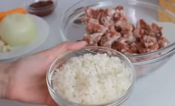 Приготовление ёжиков из фарша с рисом и подливкой: шаг 1