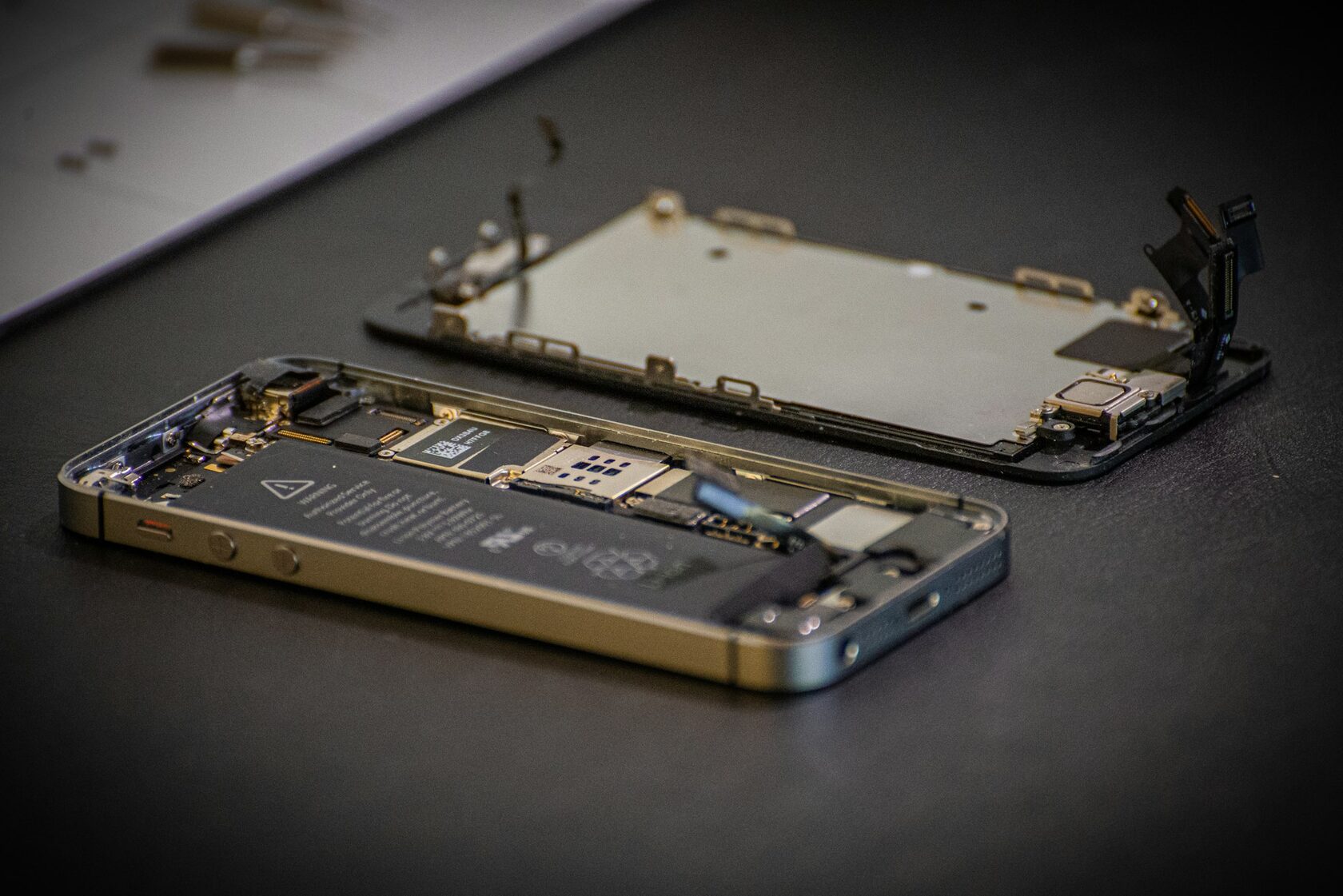Мастер за работой с дисплеем iPhone под микроскопом