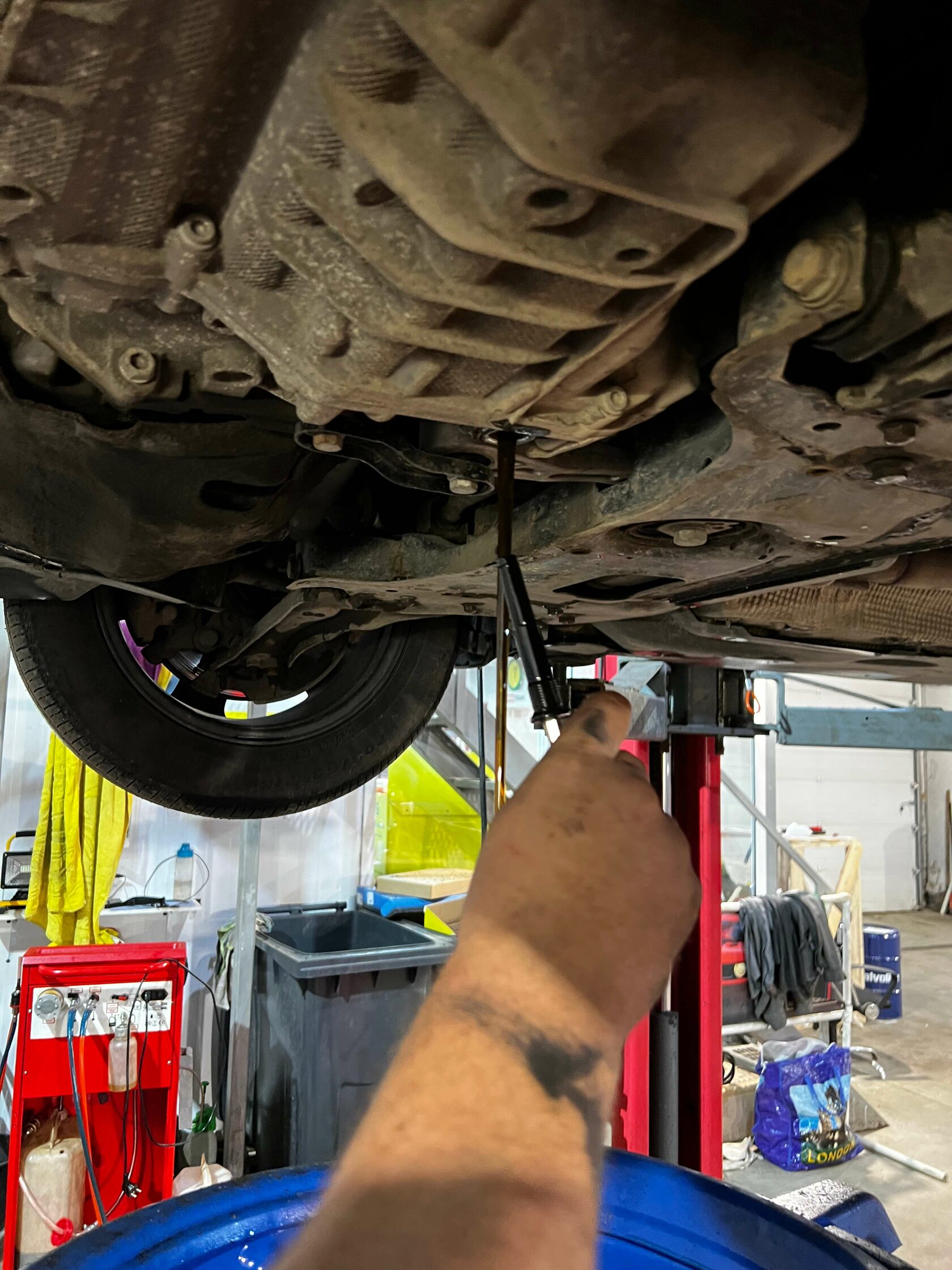 Демонтаж контрольного стакана для полного слива