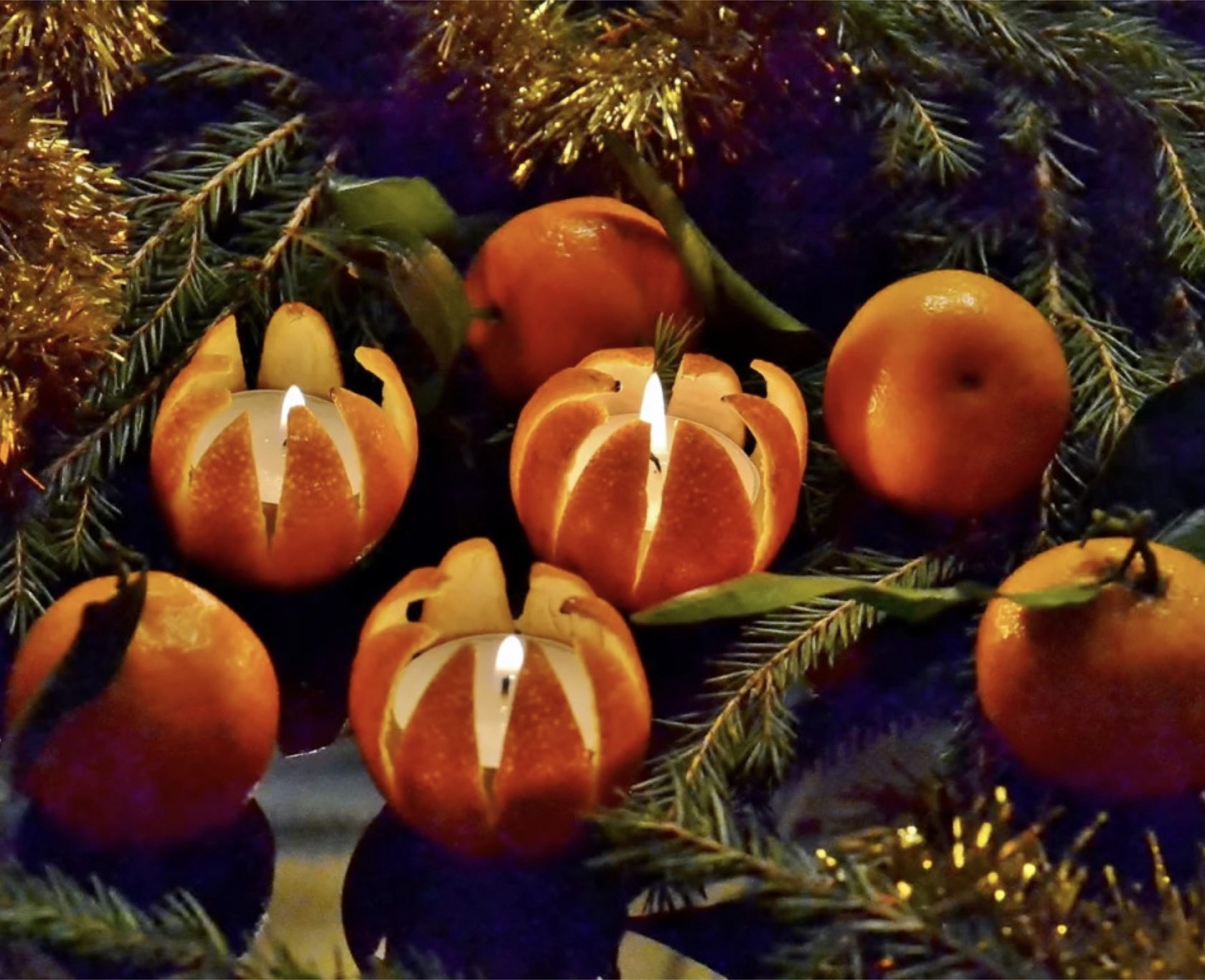 Праздничные мандарины. Елочная игрушка мандарин. Новогодний мандарин.. Мандарины новый год. Мандарины и елка.