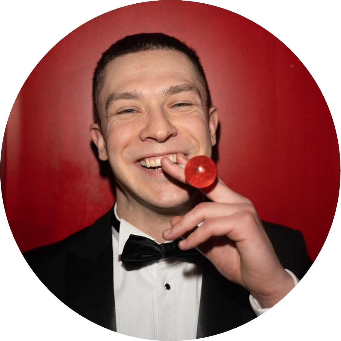 Ведущий Кирилл Кострюков