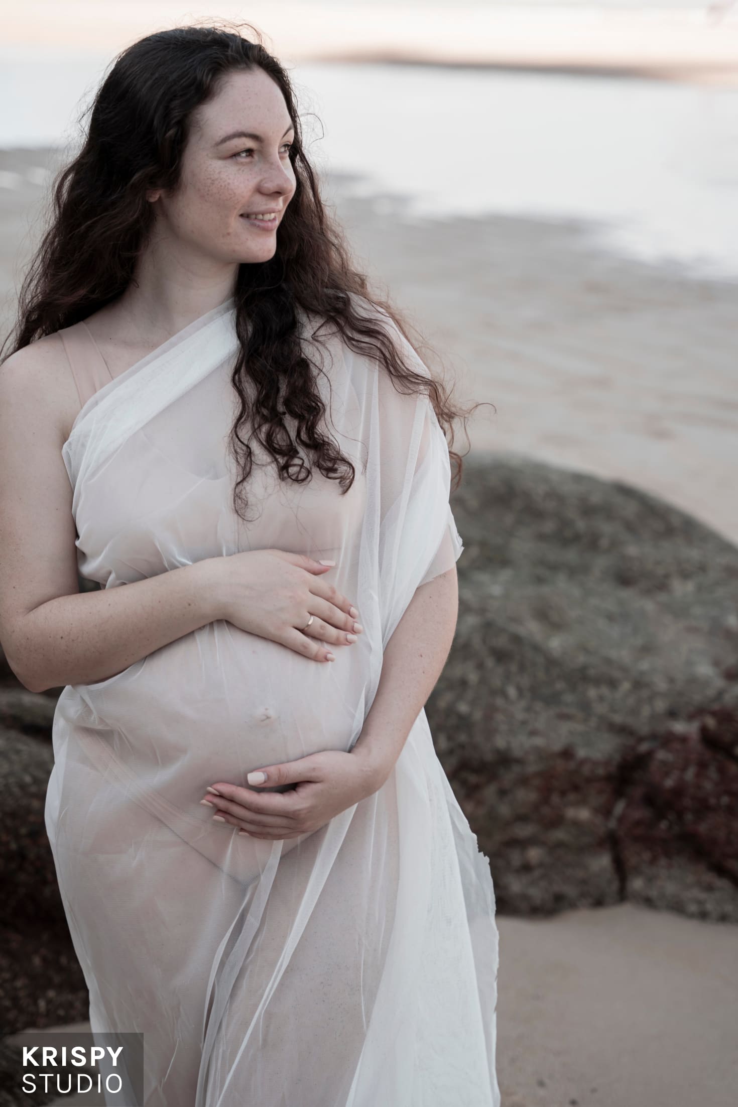 Фотосессия на берегу Пхукета, беременная женщина и океан