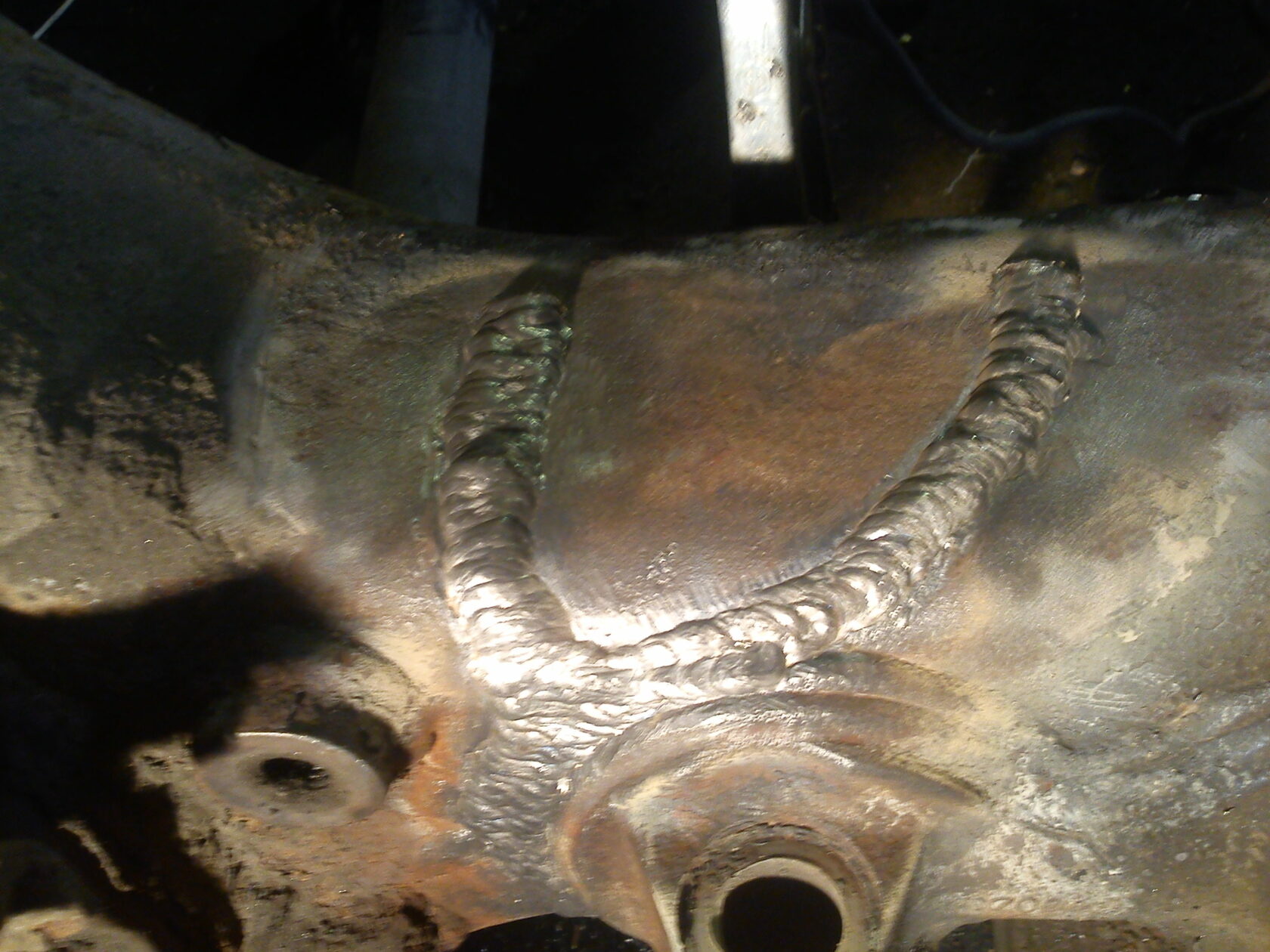 Заварка отверстий в металле. Ремонт трещин сварка. Бампер после сварки. Трещины в сварном шве. Сварка дисков аргоном.