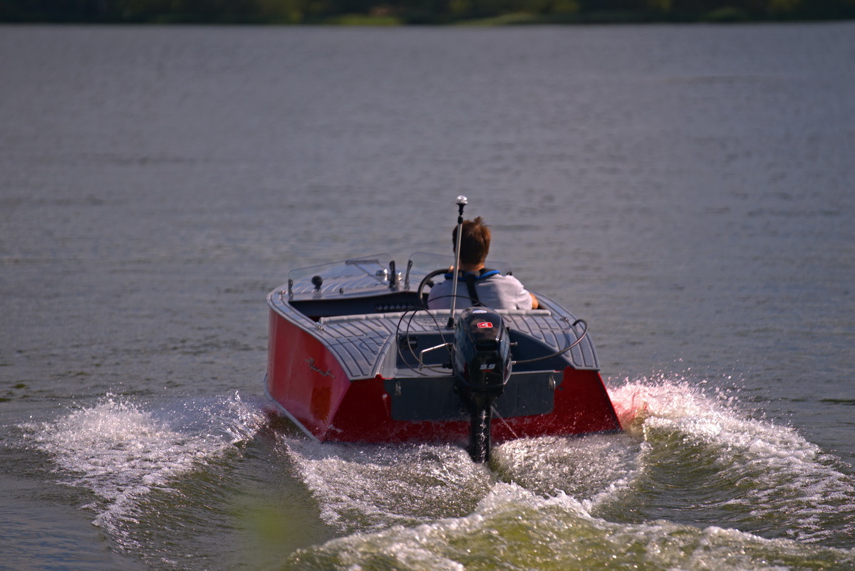 моторная лодка из ПНД для рыбалки и отдыха
