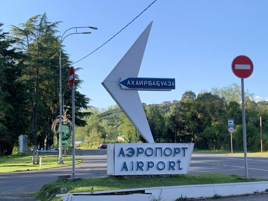 Дорожный указатель аэропорт Сухум