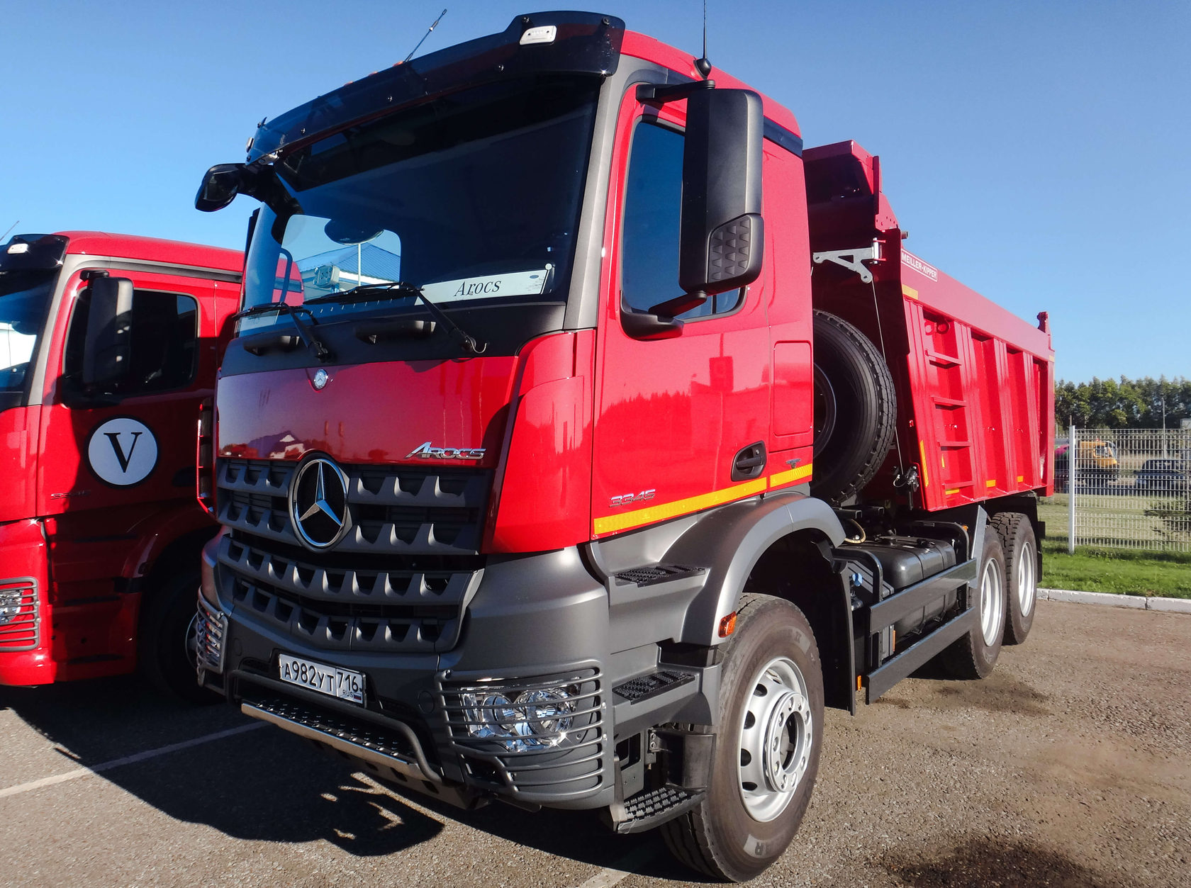 Мерседес самосвал. Mercedes-Benz Arocs 3345 k. Самосвалы Mercedes-Benz Arocs 3345 k. Mercedes Arocs 3345k самосвал. Новый самосвал Мерседес Арокс.