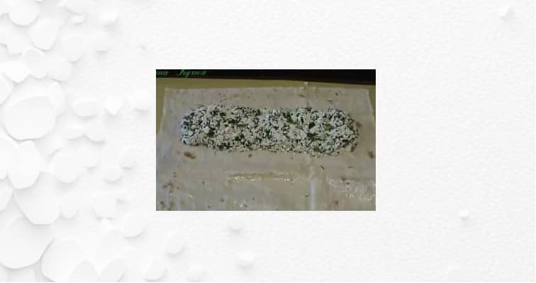 Приготовление рулетов из лаваша с творожной начинкой и зеленью в духовке: шаг 6