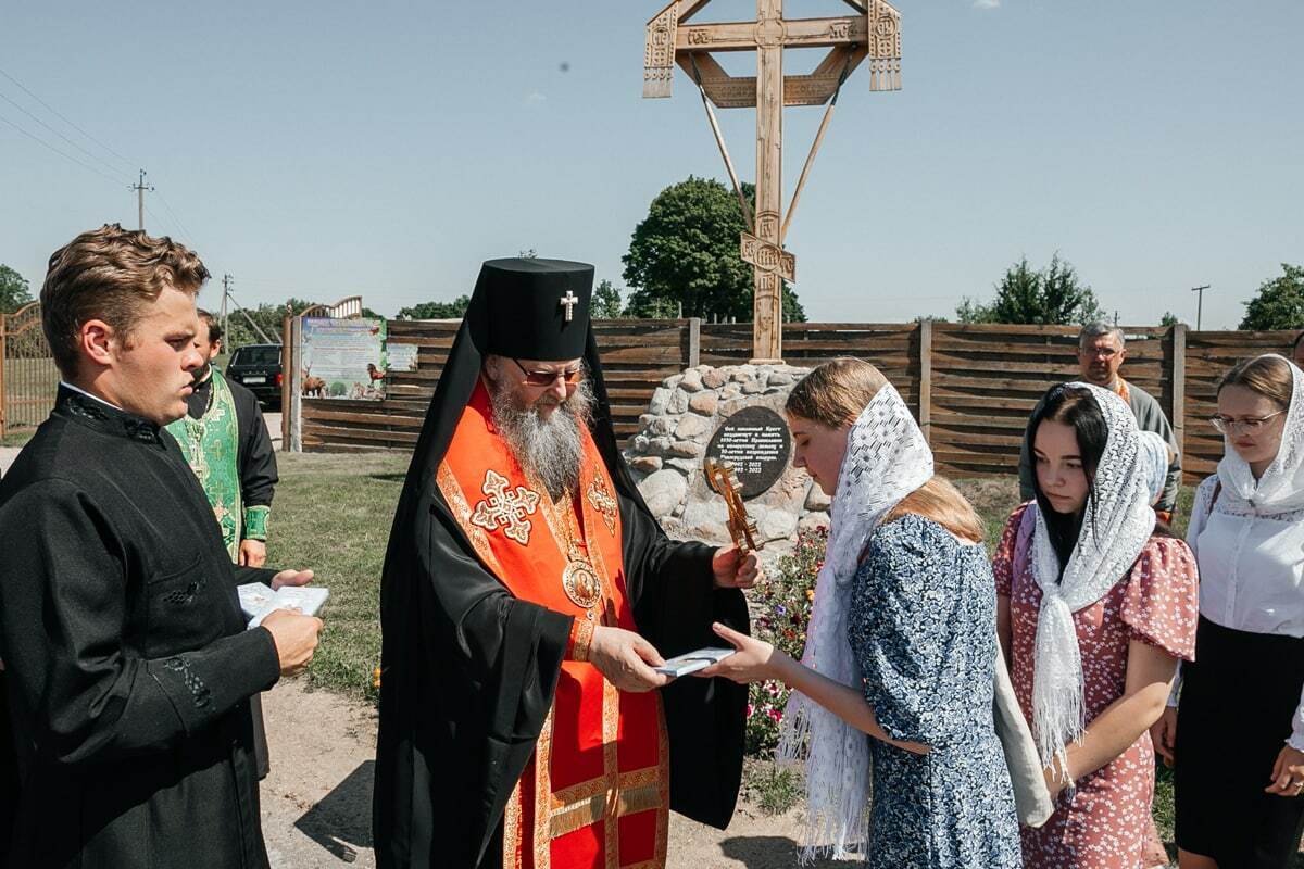 совершил освящение