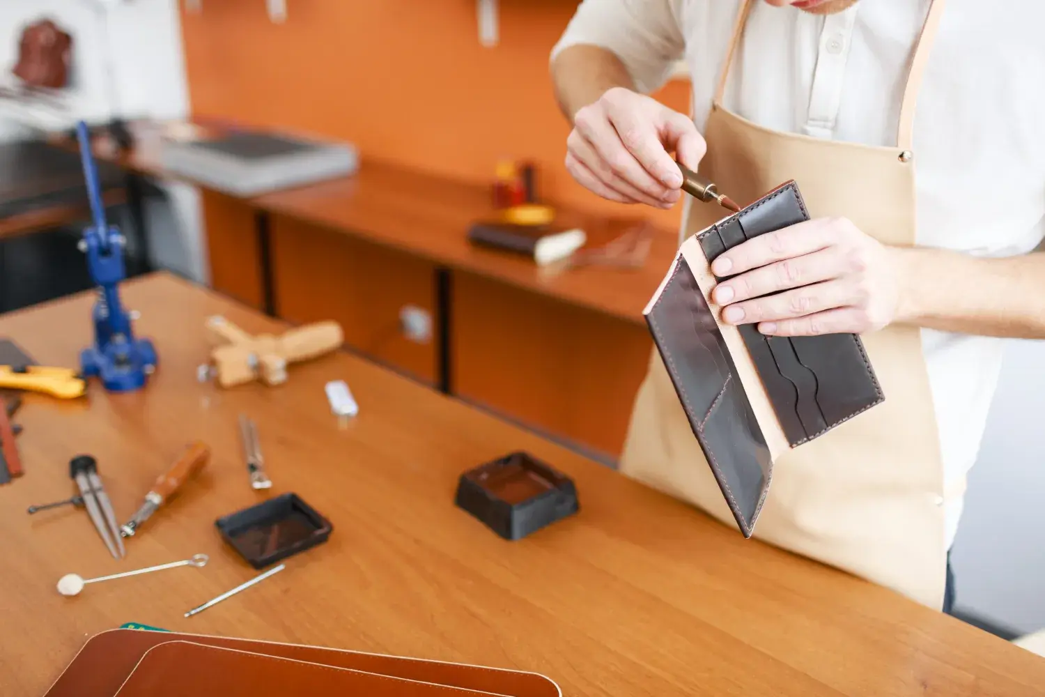 Окрашивание краев кошелька