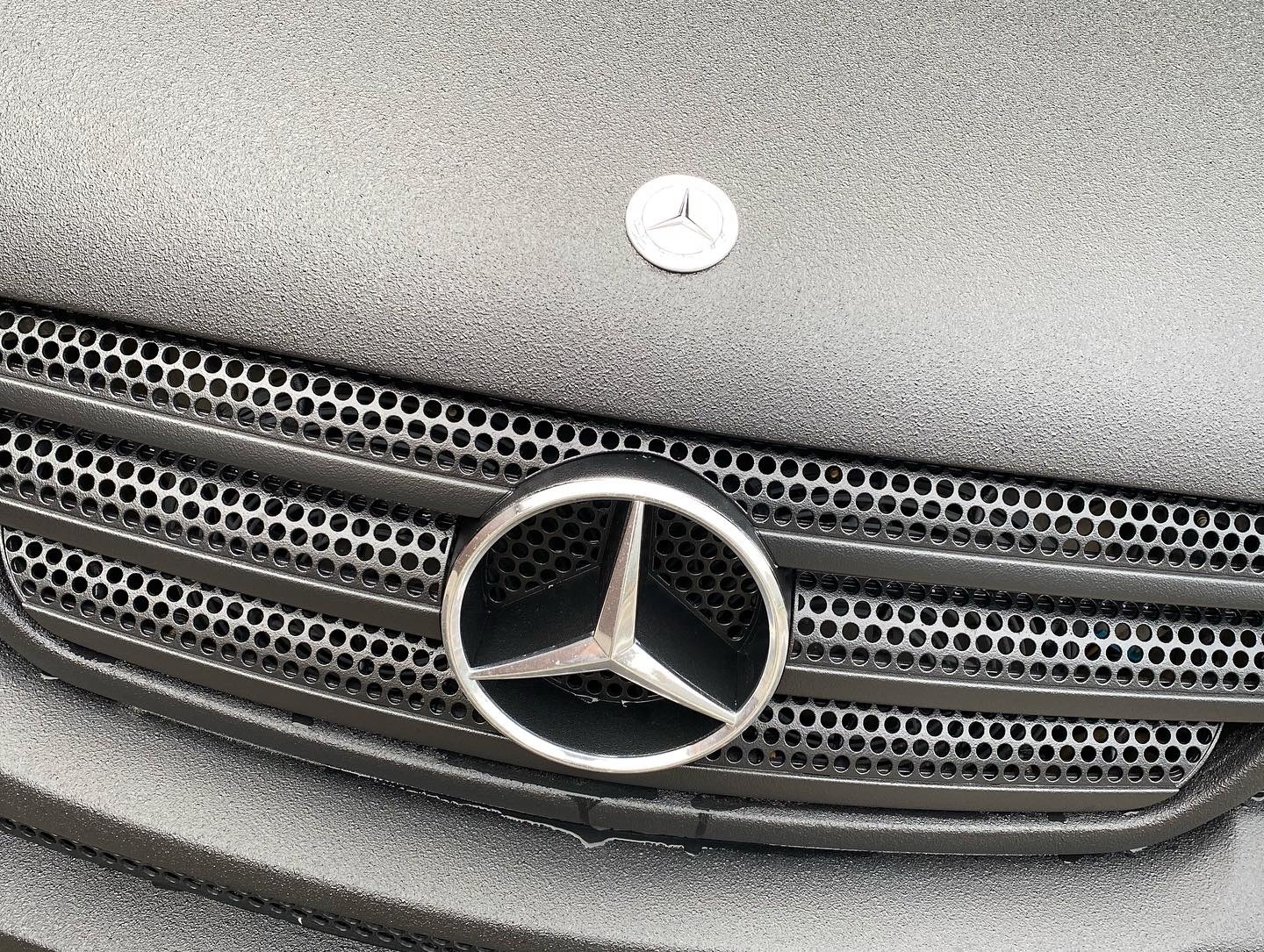 Покраска Raptor Mercedes-Benz ML W163 — фактура капота и передней части крупным планом, Краснодар
