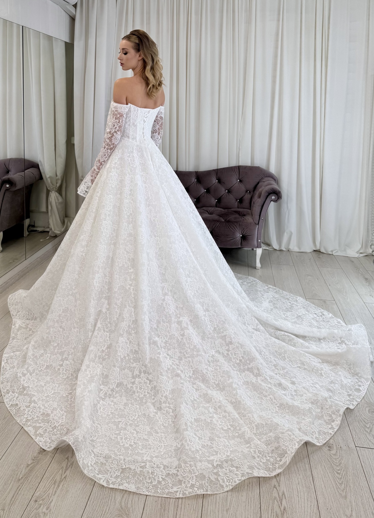 кружевное свадебное платье со шлейфом и рукавами