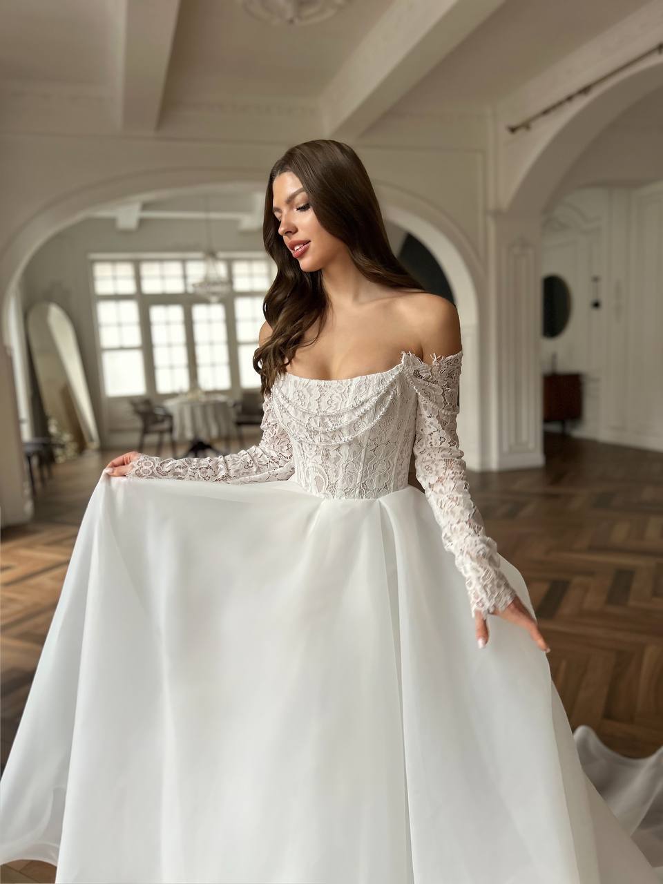 Свадебное платье с декором из жемчуга