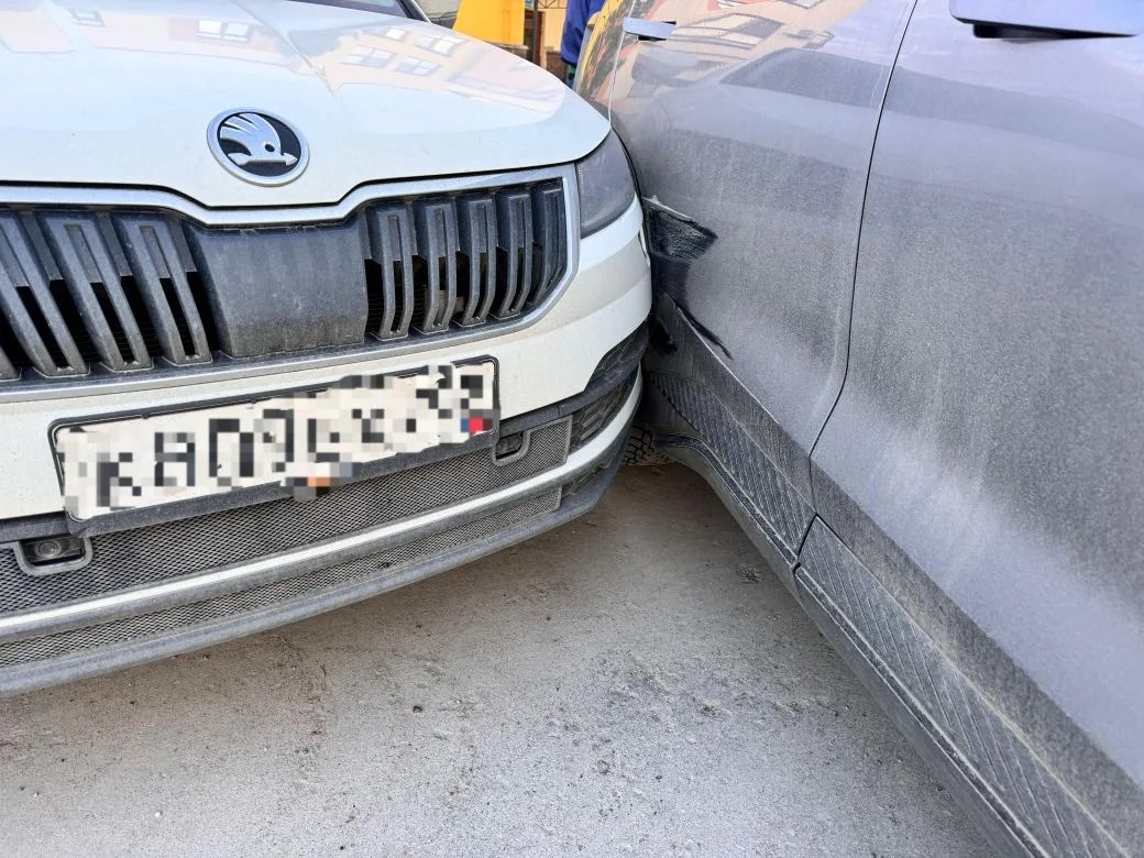 Лёгкое ДТП на парковке - притёртые бамперы двух автомобилей, оформление без ГАИ в Уфе
