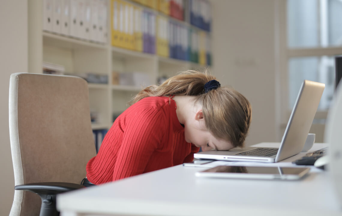 девушка опустила голову на клавиатуру