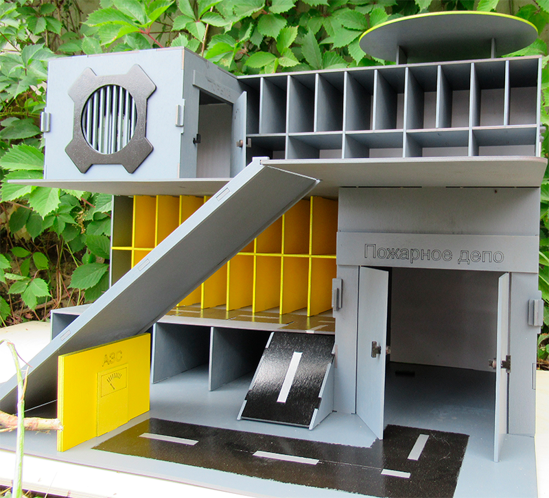 Парковка VIP с пожарным ДЭПО из фанеры