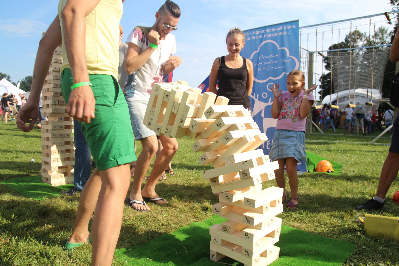 Гигантские игры. Мега Дженга. Jenga гигантская. Дженга аттракцион. Большая Дженга 1.5 м.