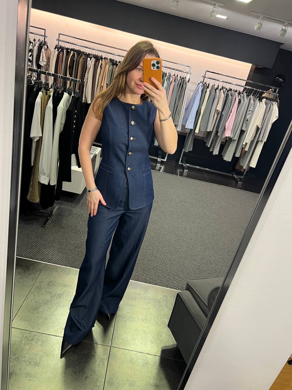 Джинсовый комплект состоящий из удлиненного жилета и брюк, состав хлопок