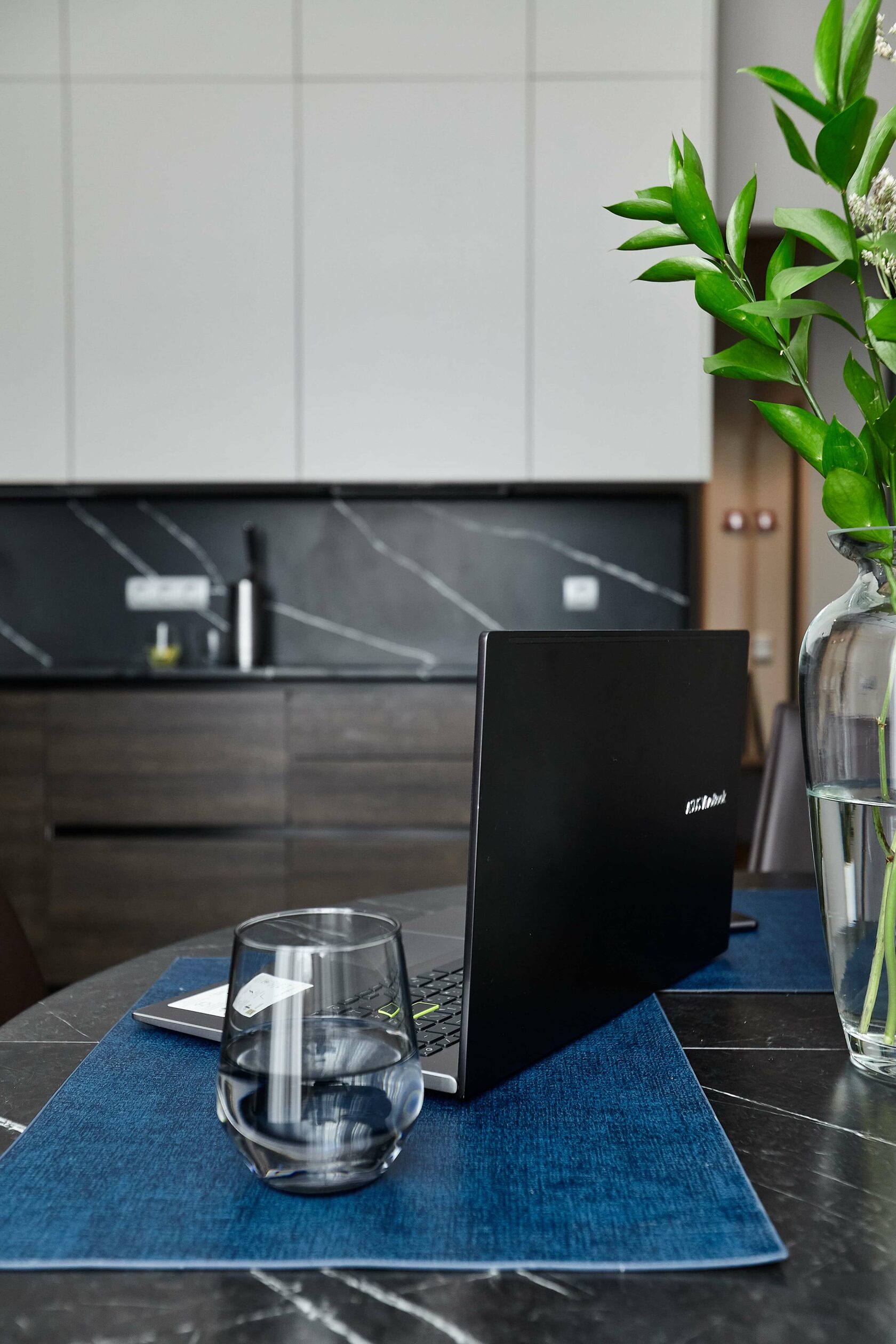 Зиларт - Дизайн интерьера кухни, стол, ноутбук