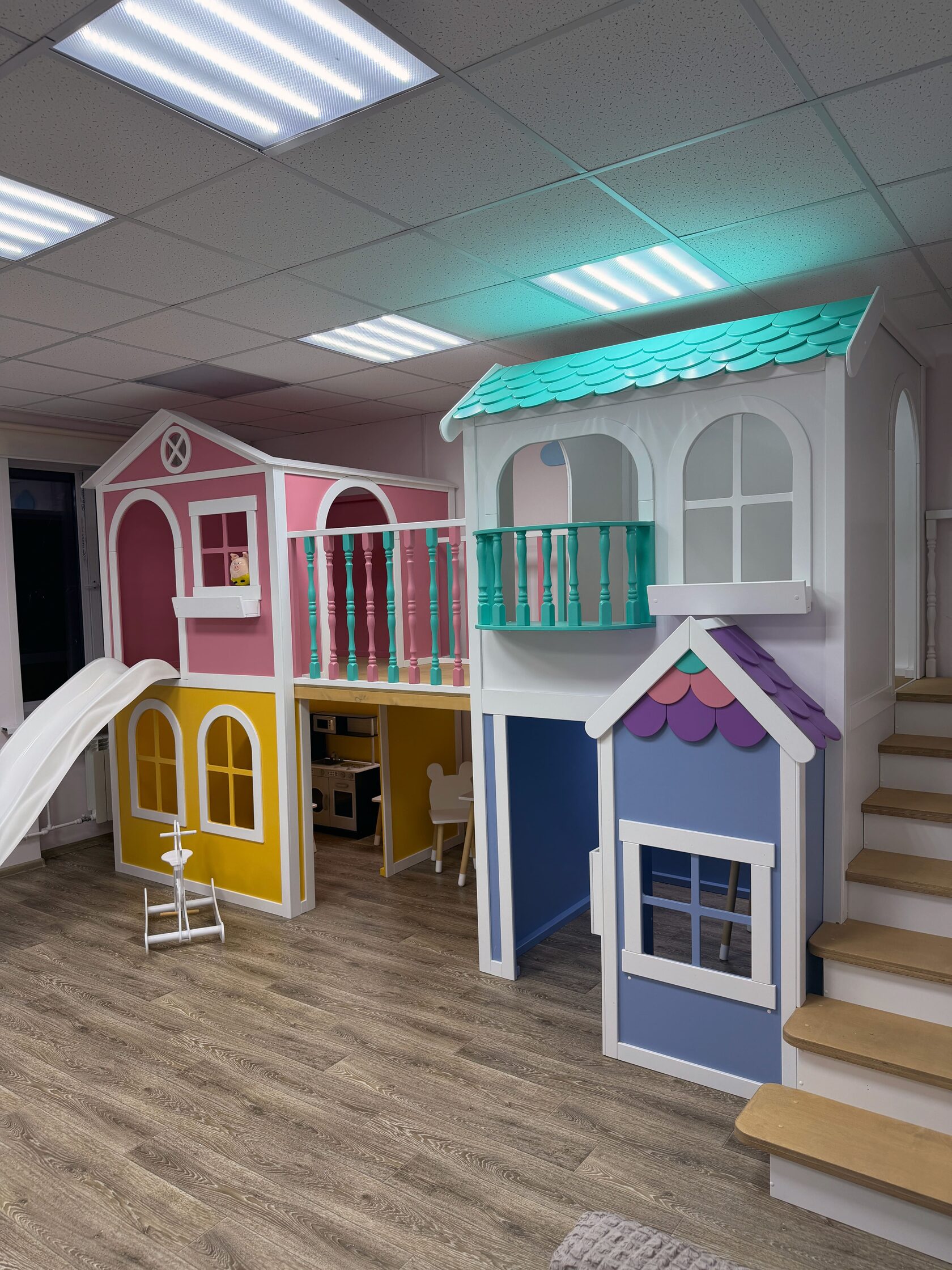 Игровой домик из дерева для семейного кафе