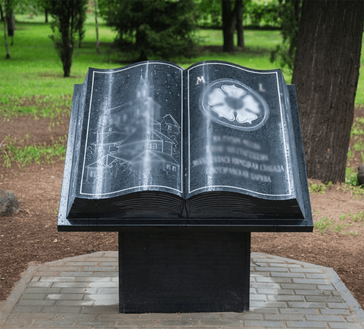 Памятник книга на могилу фото