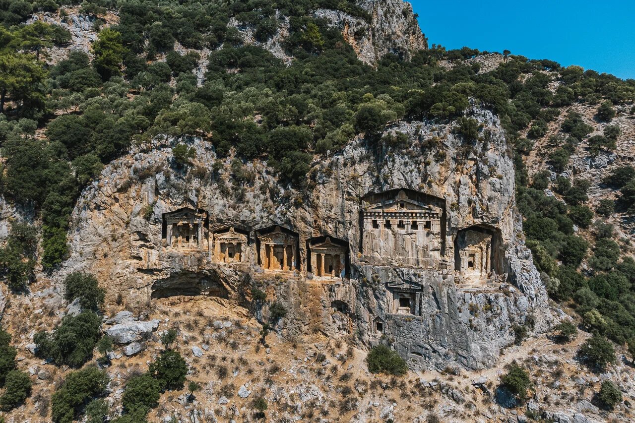Ликийские гробницы, высеченные в скалах