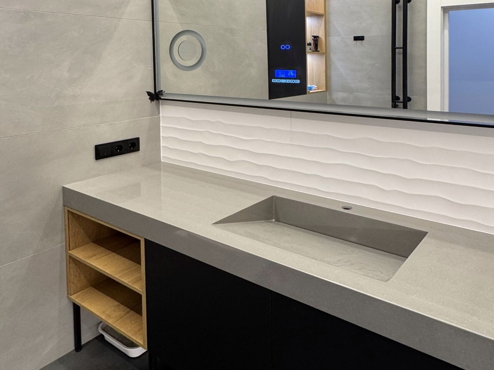 Санузел с комплексной меблировкой Сургут — столешница из искусственного камня, интегрированная мойка, чёрные фасады, LED-подсветка