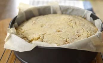 Приготовление насыпного пирога с творогом и яблоками в духовке: шаг 11