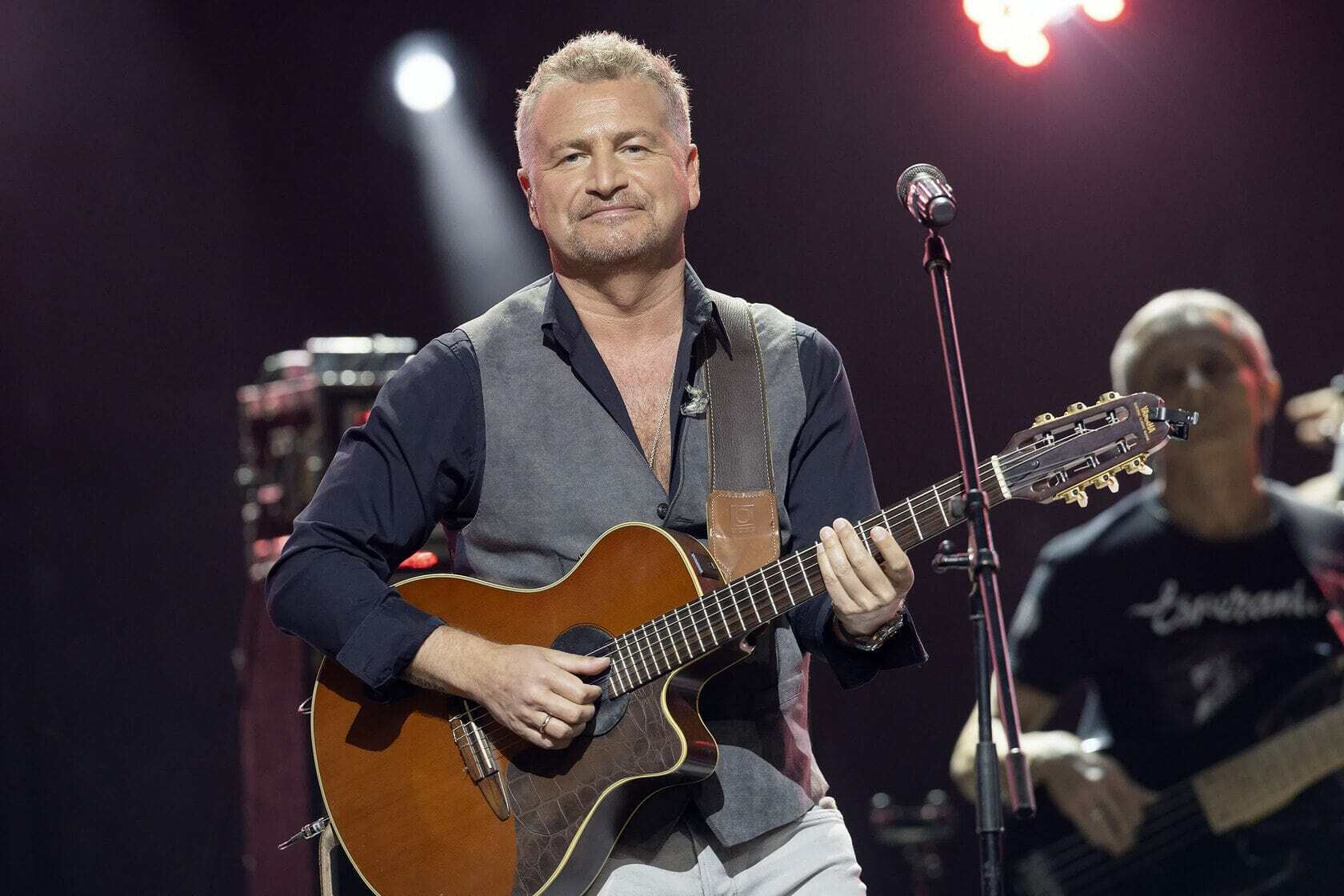 Агутин и где то. Агутин и где то. Агутин песня о далекой родине. Варум фото 2023. Агутин на море.