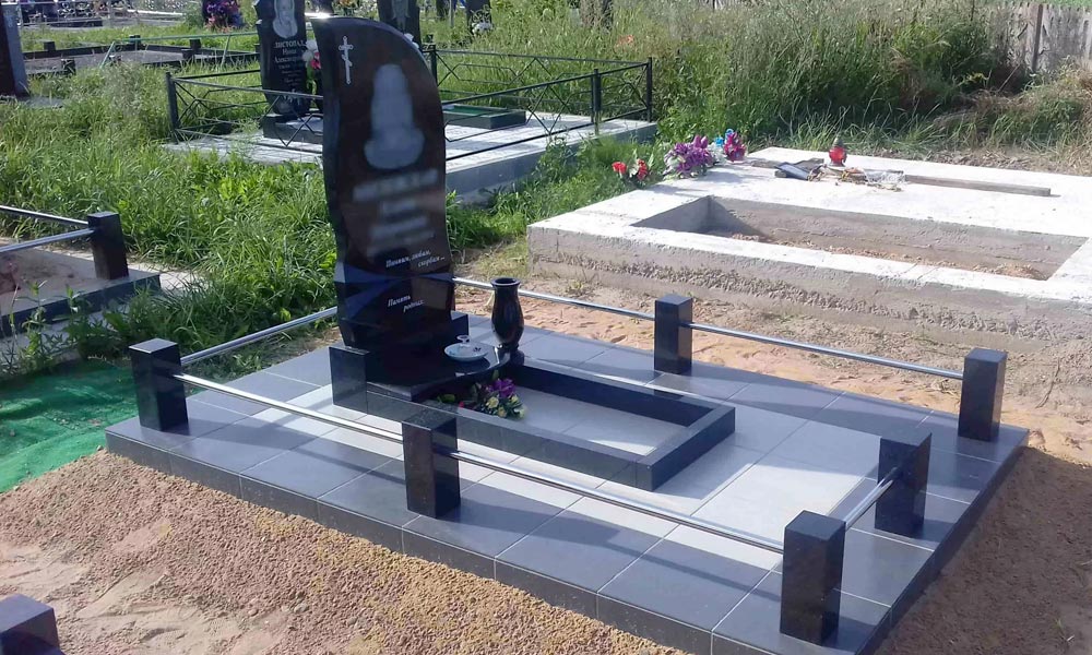 могильный комплекс из гранита москва. памятник с плитой. скамейка из гранита. благоустройство могилы сиян на кладбище. памятники под ключ с установкой.
