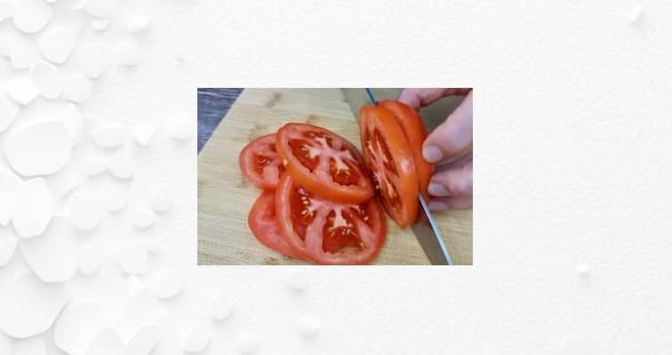 Приготовление тортильи с яйцом, сыром и помидором на сковороде: шаг 6