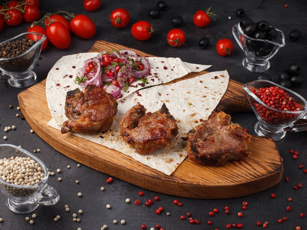 Ассорти шашлыков, приготовленных на углях