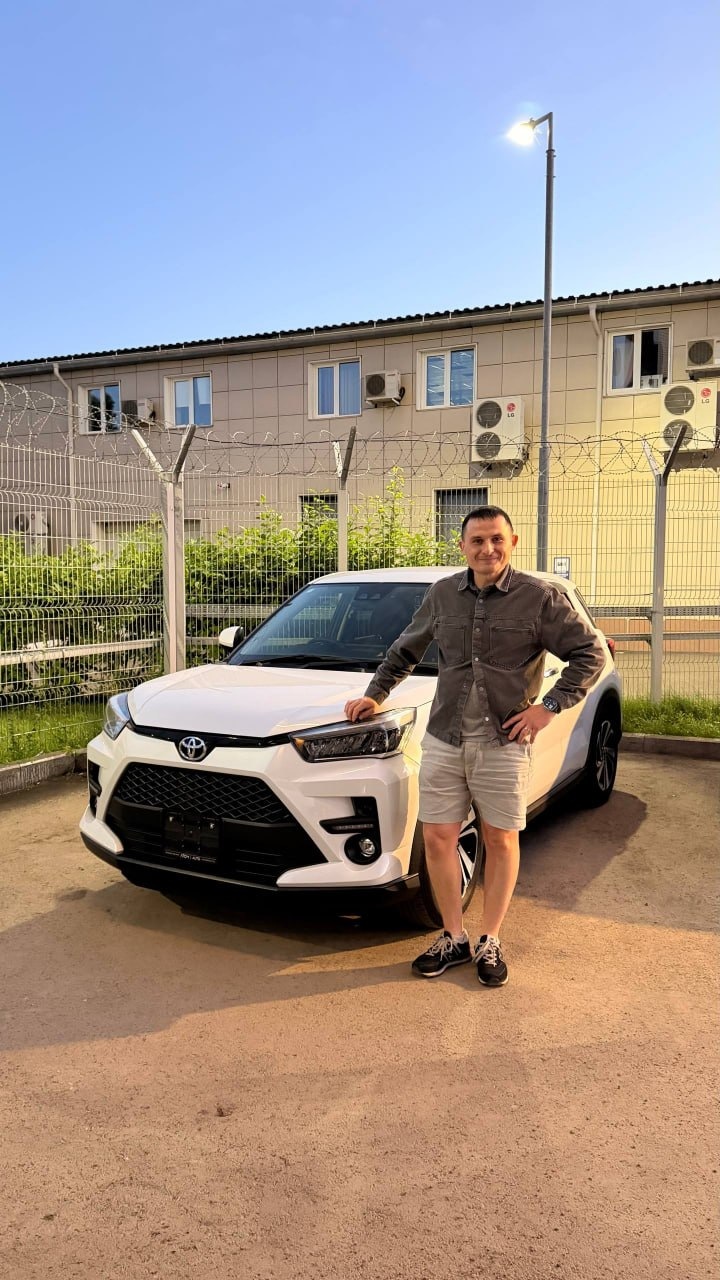 Евгений с автомобилем Toyota Raize