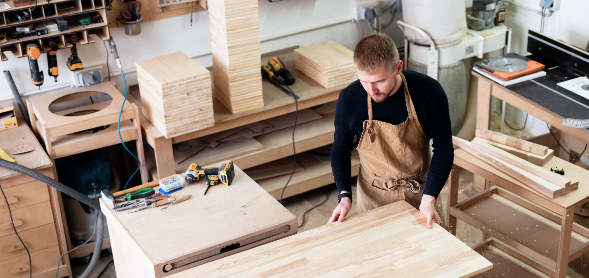 Senat использует массив дерева различных пород, березовую фанеру, сухой сосновый брусок, МДФ и⦁сотовый картонный гофронаполнитель, натуральный и⦁реконструированный шпон