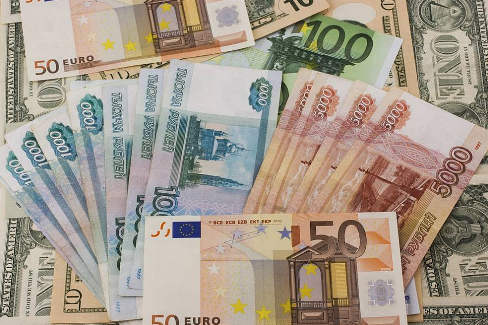 600000 евро в рублях. Деньги разные валюты. Куча разных денег. Деньги евро. Деньги рубли доллары евро.