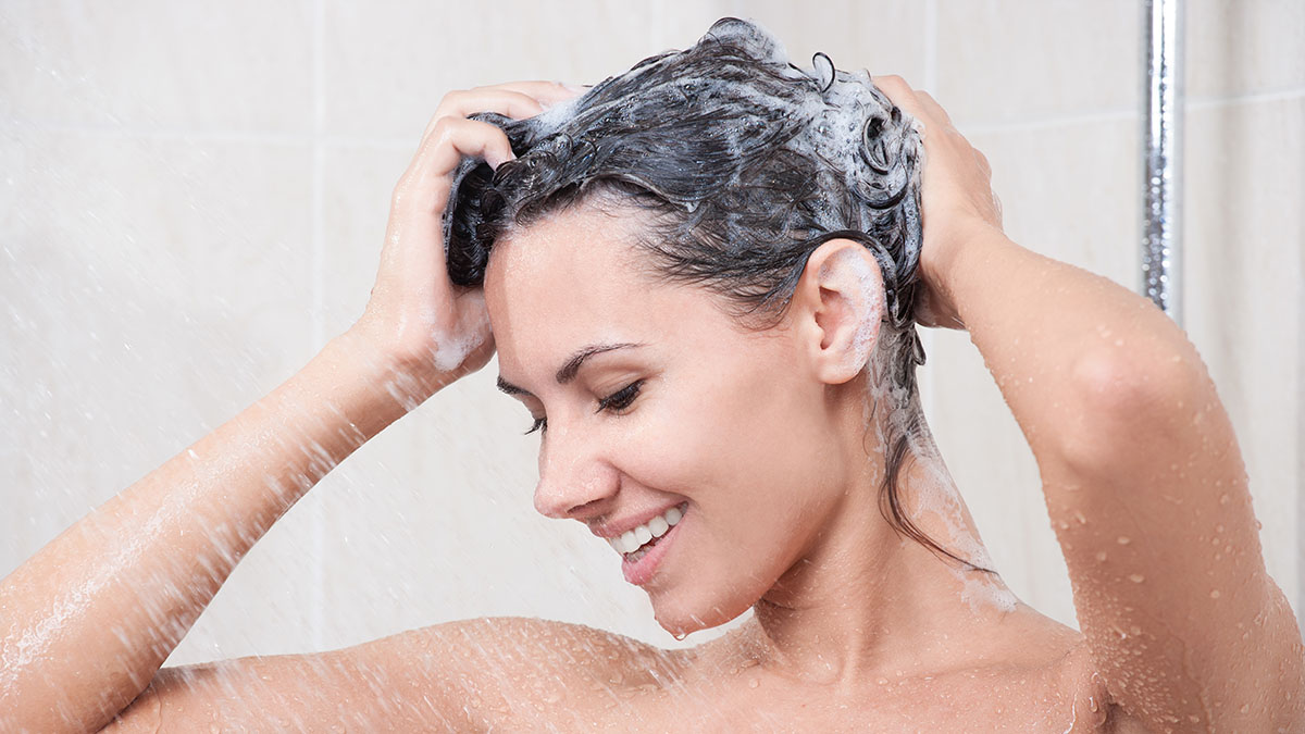 Покажи как женщины моются. Мытье волос. Девушка моет голову. Намыленная женщина.
