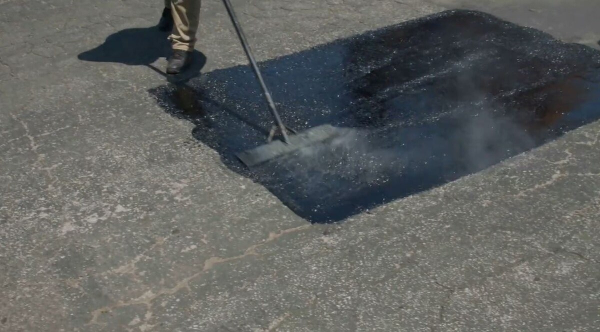 Ремонт литой мастикой крокодиловых трещин на асфальте  