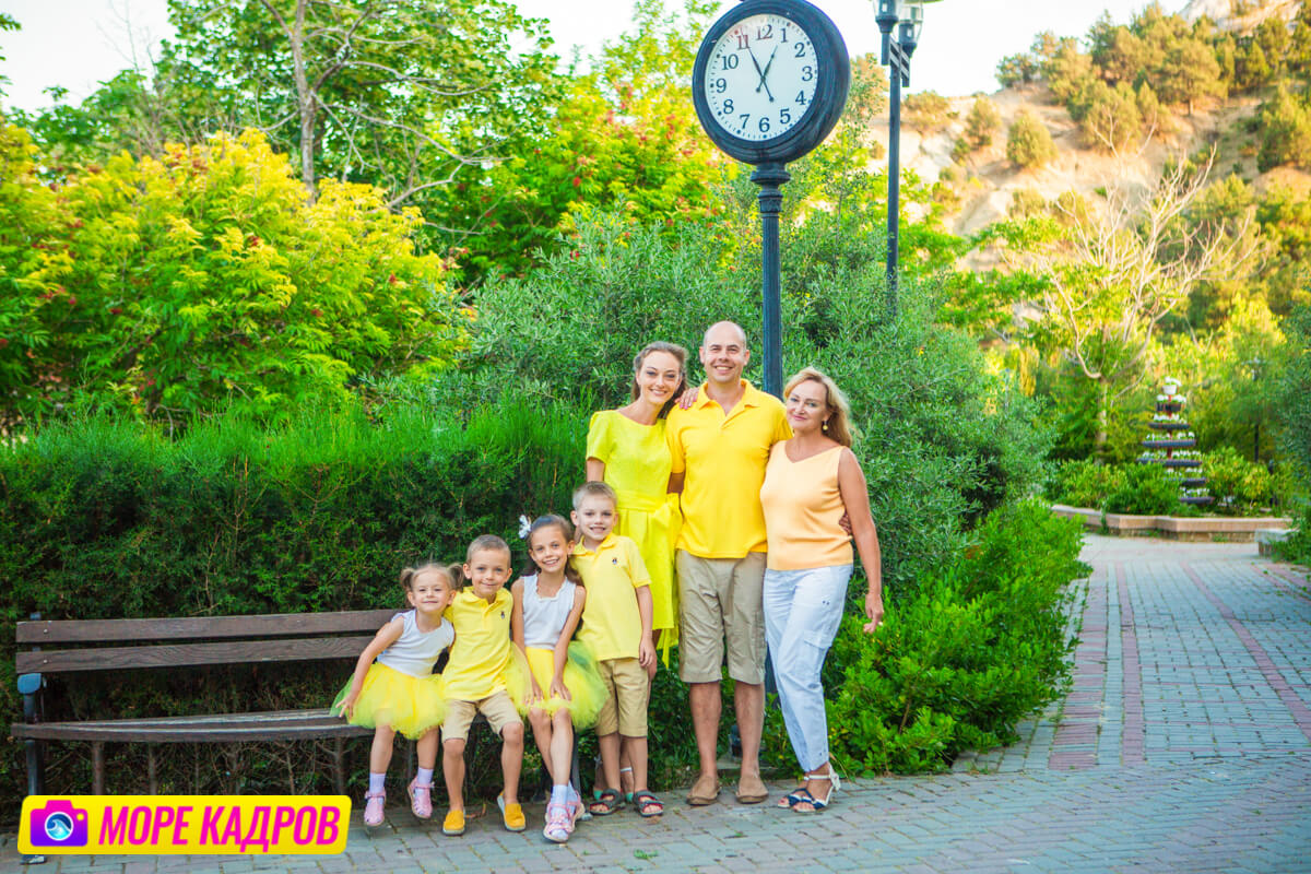 семейное фото в Судаке, фотосессия у профессионального фотографа, образ в желтом цвете