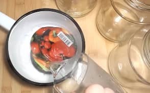 Приготовление сладких маринованных помидоров на зиму: шаг 2
