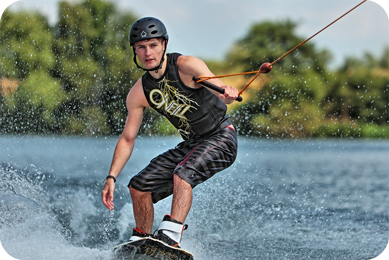 фото парня и девушки на романтическом свидании в публичном месте