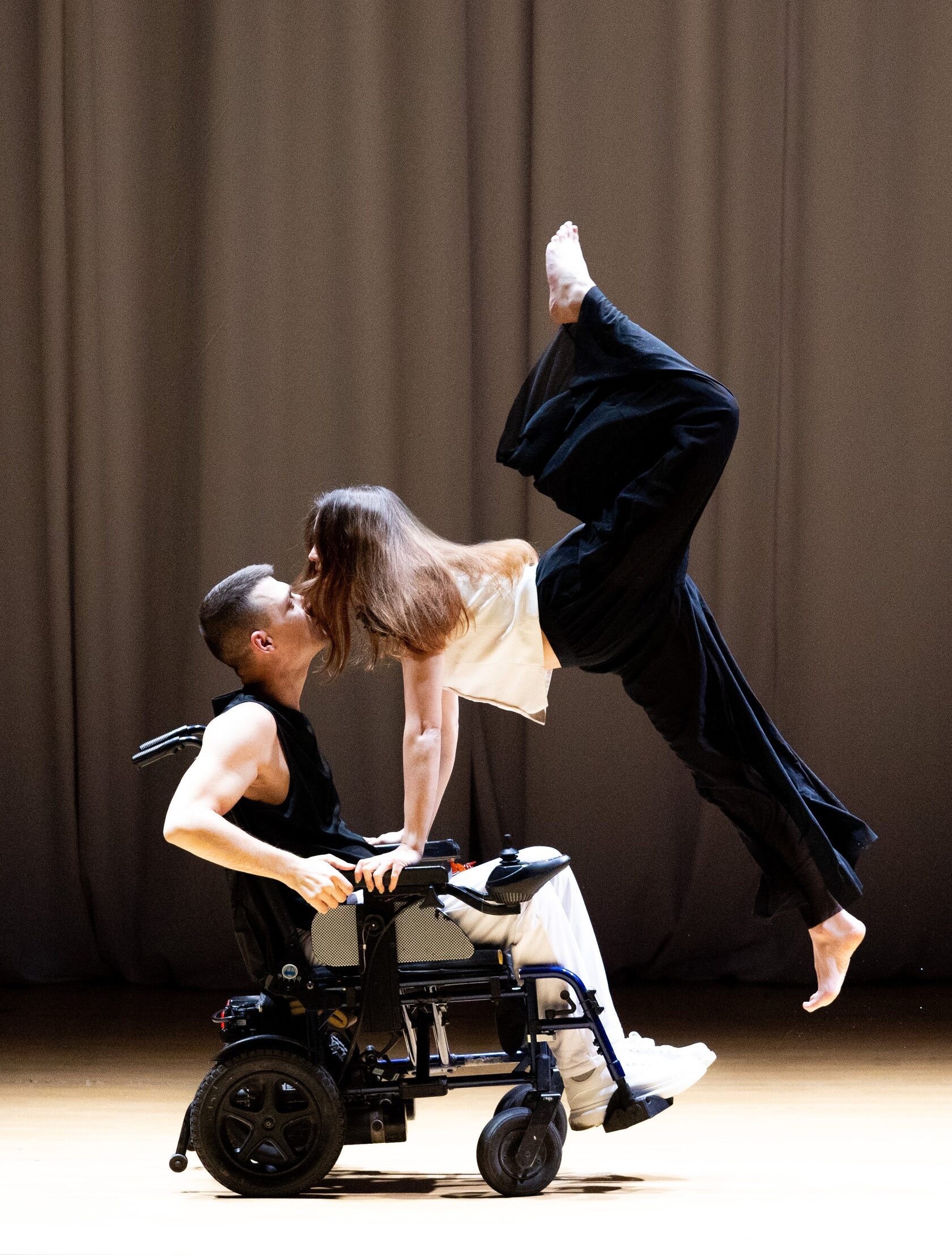 Танцоры в белом