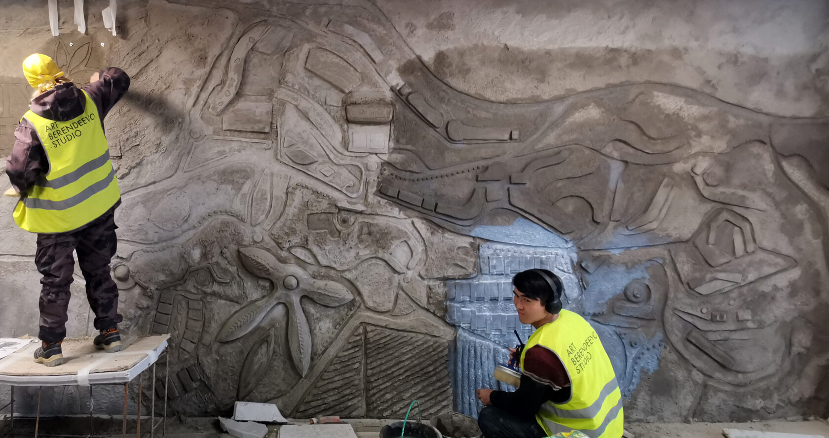 Создание барельефа из арт бетона: покраска 