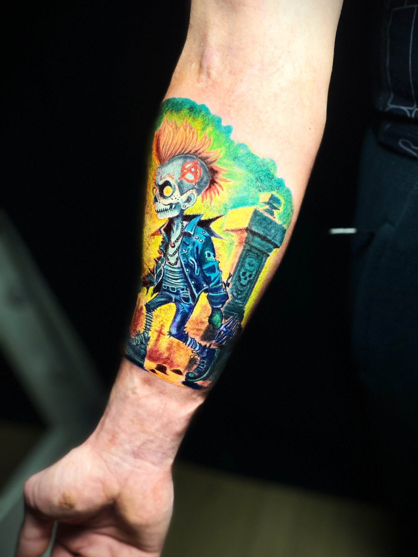 Татуировка на запястье, тату человек с ирокезом, анархия тату, рок тату 