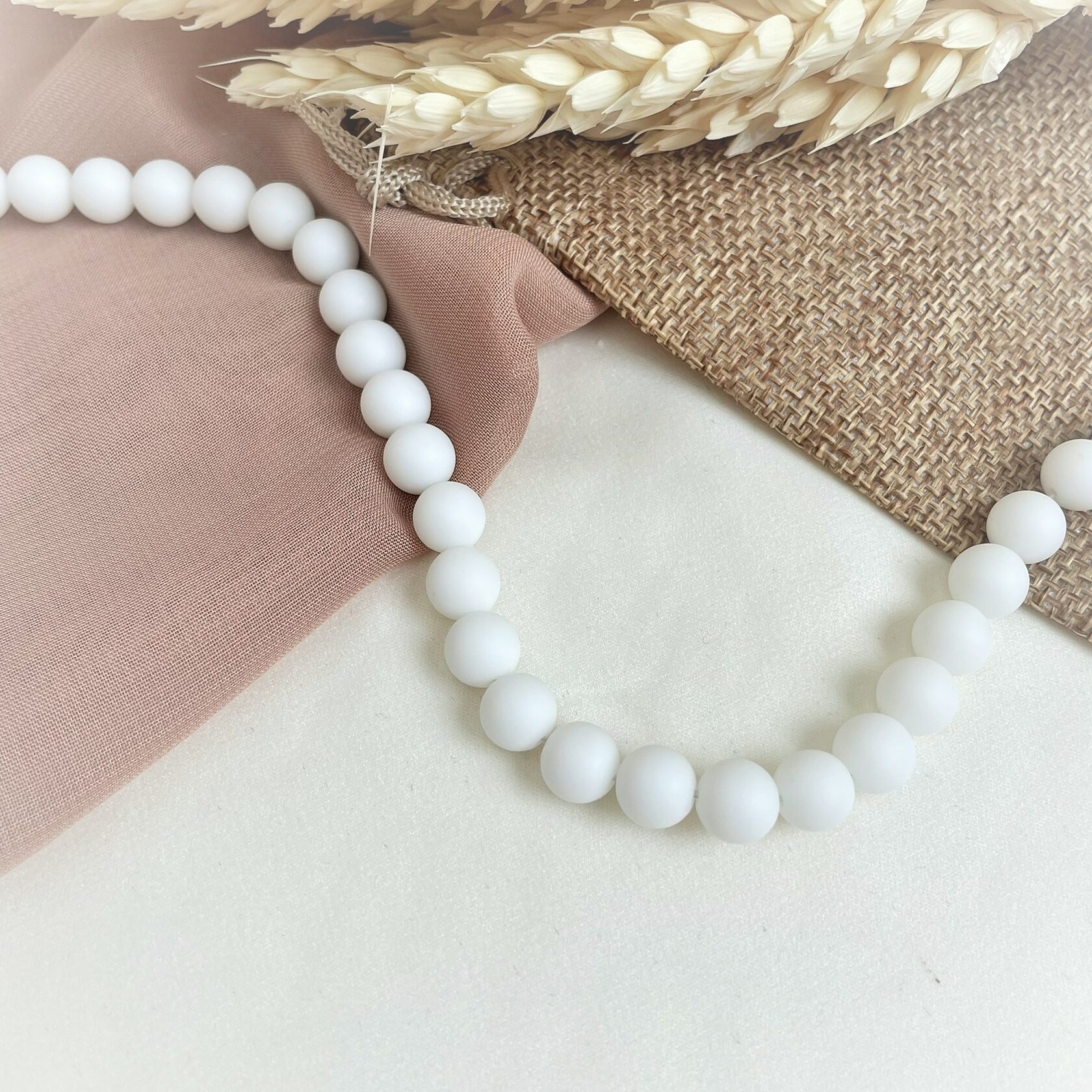 Агат белый матовый шар, 8 мм, нитка 38 см