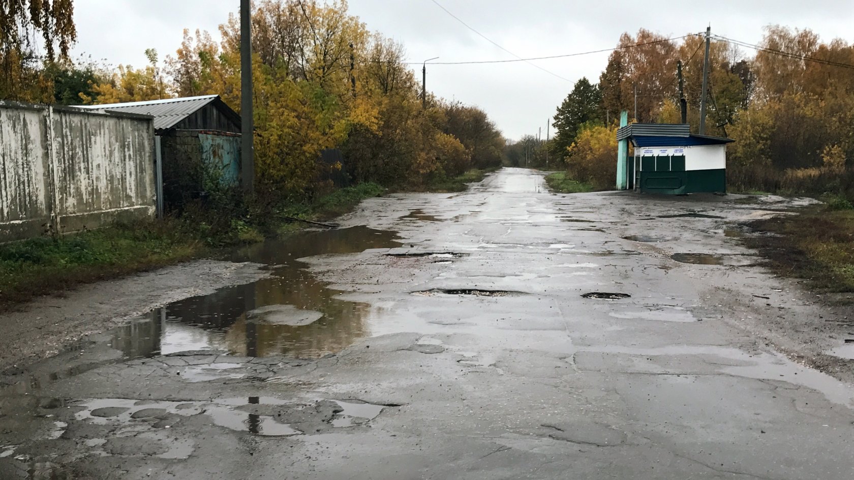 Ларёк, у которого раздеваются женщины для заключённых.
